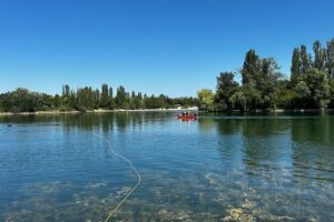 Feuerwehr- und Rettungskräfte suchen nach vermisster Person im Wasser bei Speyer (Binsfeld), Archivfoto.