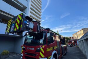 Balkonfeuer in Speyer: Feuerwehr löscht Brand in 14. Etage ohne Verletzte oder Schäden.