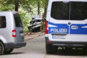 Polizeiabsperrung am Tatort im Berliner Tiergarten nach Todesfahrt beim CSD, Verletzte und Ermittlungen.