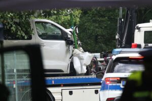 Polizeilicher Tatort nach CSD-Todesfahrt im Großen Tiergarten: Ermittler untersuchen Spuren.