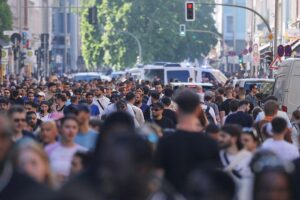 Archivfoto von Menschen in Verbindung mit Schufa: veraltete Verbraucherdaten, Kritik und Datenschutzverfahren in Wiesbaden.