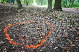 Polizeifahrzeuge am Tatort im Berliner Tiergarten nach CSD-Todesfahrt, verletzte Teilnehmer, Ermittlungen laufen.