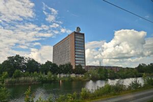 Volkswagen-Logo vor einer futuristischen Kulisse, symbolisiert Wachstum und strategische Neuausrichtung des Konzerns.