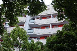 Ein modernes Wohnhaus mit Balkonen, symbolisiert Berlins neuen Wohnungs- und Mietkataster.
