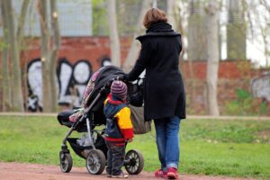 Mutter mit Kinderwagen in Berlin; Statistik zeigt steigende Privathaushalte, sinkende Haushalte mit Kindern.