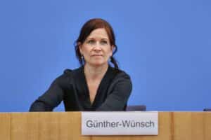 Katharina Günther-Wünsch kritisiert Kürzungen beim Unterhaltsvorschuss; Sanktionen für zahlungsunwillige Eltern in Berlin.