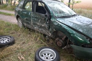 Verunfallter Audi bei Siems: betrunkener Fahrer prallte gegen Baum; Polizei ermittelt (Archivfoto).