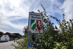 NRW-Landesschild im Archiv, Hinweis auf Bevölkerungs-, Geburten- und Sterbezahlen in Nordrhein-Westfalen.