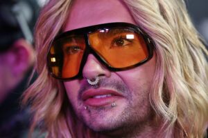 Bill Kaulitz, erschöpft, nachdenklich, symbolisiert Schlafprobleme und Albträume, Zwillingsbruder im Hintergrund.