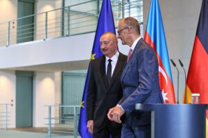 Ilham Alijew und Friedrich Merz am Kanzleramt; hintergründige Sicherheits- und Pressekonflikte mit getarnten Bodyguards.