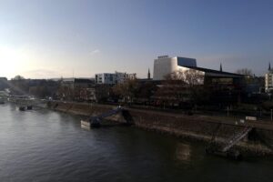 Das Bild zeigt das Opernhaus in Bonn mit Blick auf den Rhein.