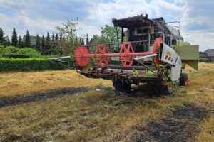 Brand im Mähdrescher während der Ernte; Feuerwehr löscht erfolgreich, Ausbreitung verhindert.