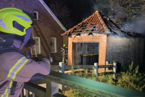 Garage brennt; Feuerwehr verhindert Brandübergriff auf angrenzendes Mehrfamilienhaus in Huntlosen.