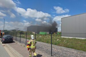 Große Rauchwolken über Lagerhalle, Feuerwehr im Einsatz zur Brandbekämpfung in Rotenburg.