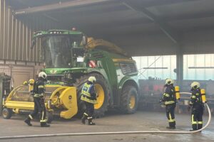 Feuerwehr im Großeinsatz bei Schmorbrand in Maschinenhalle in Aurich-Middels, Rauchentwicklung, Brandbekämpfung (Archiv).