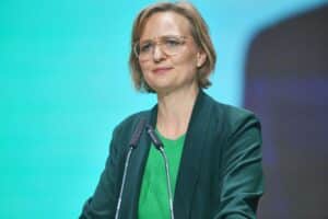 Franziska Brantner spricht über pragmatische Politik und Kompromisse für die Grünen-Partei.
