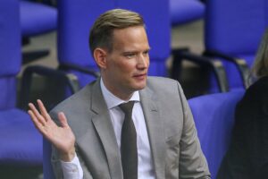 Hendrik Streeck (CDU) fordert höhere Tabaksteuer: Jugendliche schützen, Raucher beim Ausstieg unterstützen.