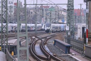 S-Bahn-Züge in Bonn: höhere Trassenentgelte für Nahverkehr, gesunkene für Fern- und Güterverkehr.