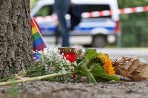 Polizeieinsatz am Tatort nach CSD-Todesfahrt in Berlin, Ermittlungen nach tödlichem Angriff.