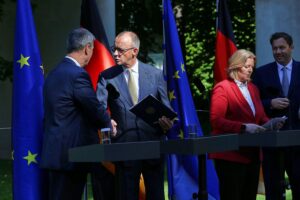 Regierungssprecher erklärt geplante Einschränkungen des Informationsfreiheitsgesetzes vor Journalisten.