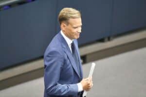 Hendrik Streeck (Archiv), Bundesregierung kommentiert Leihmutter-Gerücht nach Rücktritt von Jens Spahn.