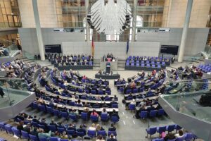 Bundestagsabgeordnete diskutieren Gesetz zur antragslosen Auszahlung von Kindergeld für Familien.