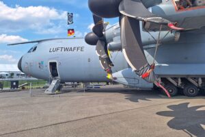 Ein Airbus A400M im Archivfoto; die Bundeswehr fliegt Hubschrauber und Feuerlöschmaterial nach Bordeaux.