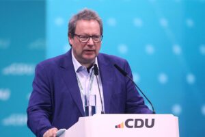 Christian Bäumler diskutiert die Krankschreibungspflicht an Tag eins in Berlin.