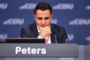 CDU-Chef Daniel Peters im Archivfoto, im Hintergrund Debatte um Jens Spahn und Leihmutterschaft.