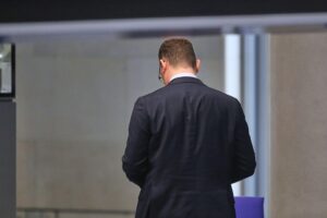 Daniel Peters fordert schnelle Personalentscheidung nach Jens Spahns Rückzug als Unionsfraktionschef.