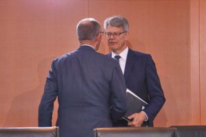 Friedrich Merz und Patrick Schnieder im Archivfoto, während Streit um Verkehrsminister-Abberufung kritisiert wird.