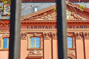 Landtag Rheinland-Pfalz in Mainz: Einbürgerungen trotz fehlendem Sprachzertifikat laut Innenministerium möglich.