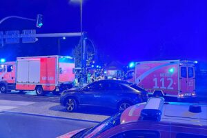 Ein Auto fährt bei einem CSD durch eine Menschenmenge in Berlin, erinnert an Terroranschlag.