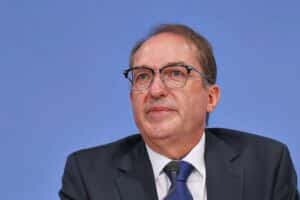 Alexander Dobrindt steht als Bundesinnenminister; CSU fordert ihn im Amt zu belassen (Bild: dts).