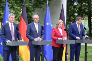 Pressekonferenz: Eva Welskop-Deffaa lobt schwarz-rote Koalition für soziale Steuerreform und Jugendarbeitslosigkeit.