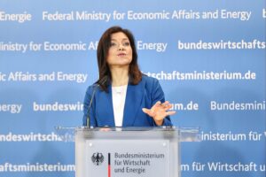 Bundeswirtschaftsministerin Katherina Reiche posiert; DIHK begrüßt Start-up-Strategie mit Fokus auf schnellere Umsetzung.