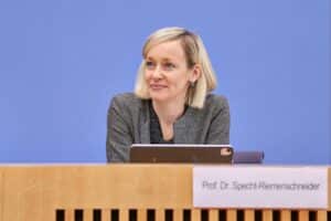 Louisa Specht-Riemenschneider diskutiert Informationsfreiheit und Koalitionsbeschluss in Berlin.