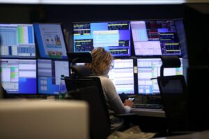 Frankfurter Börse mit Dax-Logo, fallenden Kursen und Investorenbesorgnis über geopolitische Risiken.