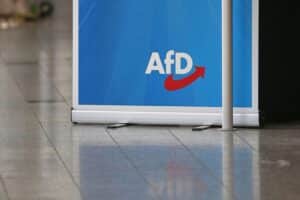 Etwa 150 Gegendemonstranten protestieren in Göttingen gegen einen AfD-Infostand; Polizei sichert den Markt.