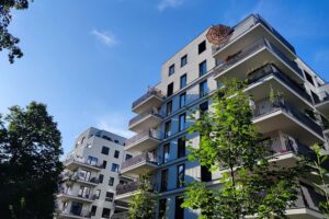 In Deutschland: viele Wohnungen in Wohngebäuden, Baustelle/Neubauten als Archivfoto symbolisiert den Wohnungsbestand.
