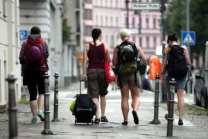 Touristen in Berlin-Kreuzberg (Archiv), Hinweis auf steigende Übernachtungen in Ferienwohnungen über Online-Plattformen.