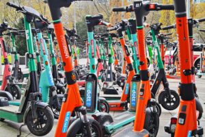 E-Scooter im Straßenverkehr (Archivbild), Hinweis auf steigende Unfälle mit Verletzten und Toten.