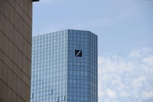 Deutsche Bank-Filiale in Frankfurt: Gewinnplus im zweiten Quartal, Rekordergebnis und Fortschritte in KI.