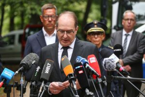 Bundesinnenminister Alexander Dobrindt am Tatort im Berliner Tiergarten nach der CSD-Todesfahrt.