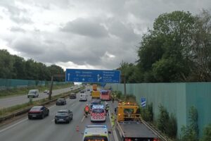 Verkehrsunfall auf der Autobahn A1 bei Wuppertal: Feuerwehr sichert die Unfallstelle mit mehreren Fahrzeugen.