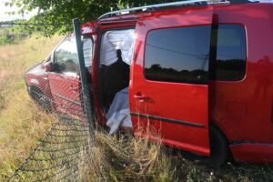 Verunfallter VW auf der B188 bei Gardelegen, Polizei und Feuerwehr am Unfallort, Verletzte nach Crash.