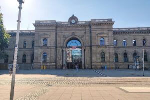 Am Magdeburger Hauptbahnhof (Archiv) zeigt ein Foto die Bundespolizei-Festnahme eines Gesuchten.