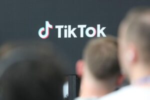 TikTok-Logo im Archiv, im Kontext der EU-Kommission wegen unsicherer Kontoeinstellungen für Minderjährige.