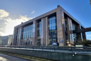 Europäische Union: Blick auf den Ratssitz in Brüssel, Ausschreibung für KI-Gigafactories startet.
