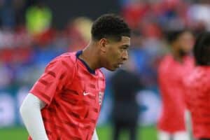 Fußball-Action: Jude Bellingham (England) im Spiel, Abschluss beim 6:4 gegen Frankreich.